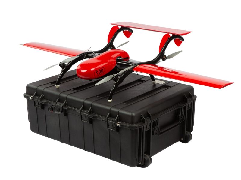 Rød drone på professionel beskyttelseskuffert