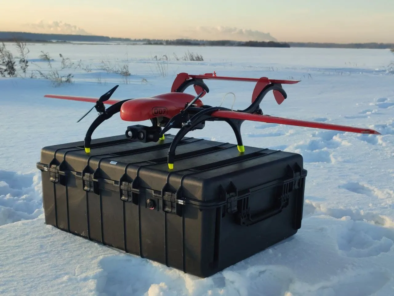Professionel drone med specialtilpasset beskyttelseskuffert i vinterforhold