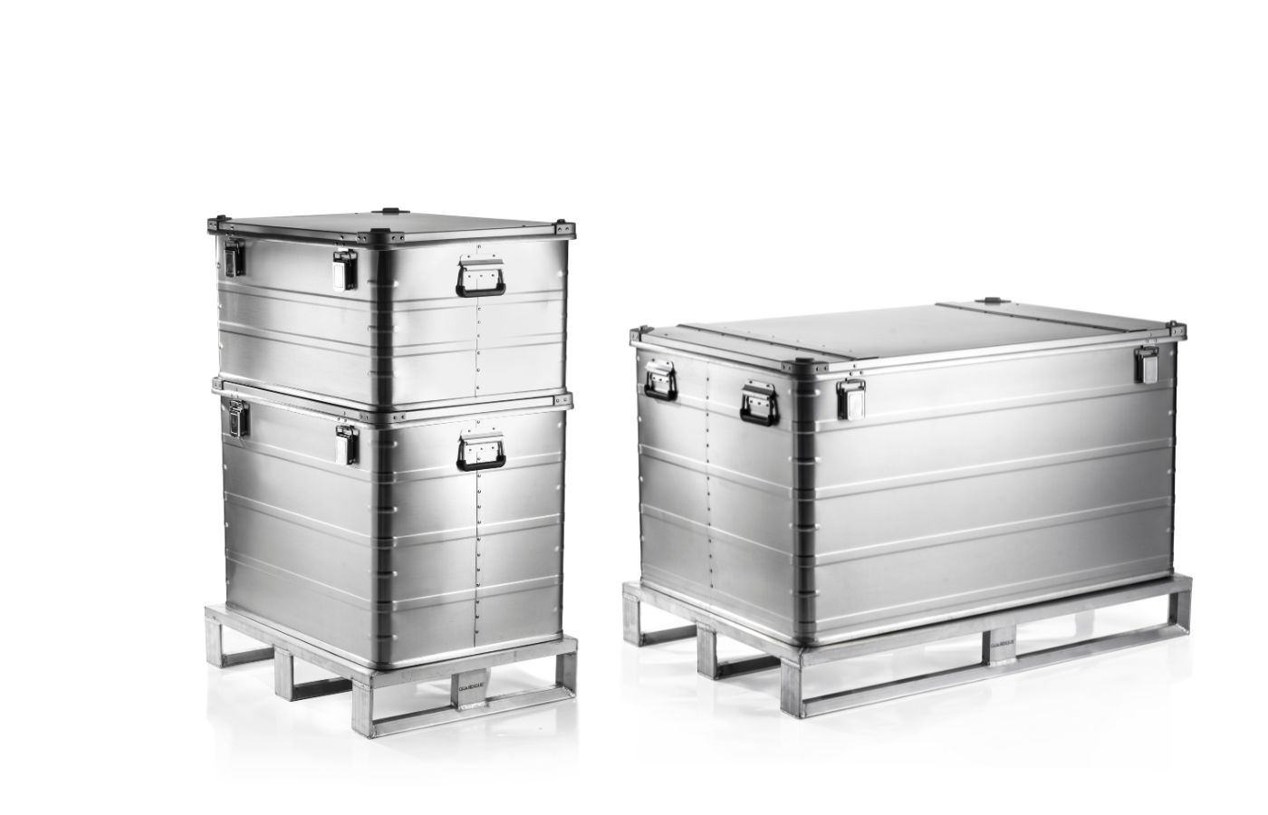 GUARDIQUE™ AluPallets aluminiumspaller med AluVault aluminiumskasser monteret